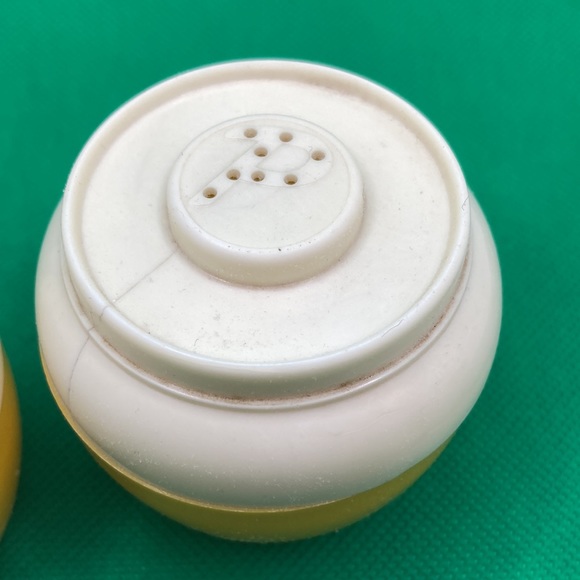 Vintage Admiration Yellow & White Bean Pot Plastic Salt & Pepper Shakers - Picture 2 of 4